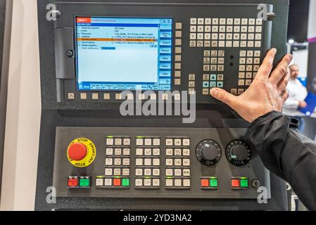 CNC-Tischprogrammierung. Die CNC-Dreh- oder Drehmaschine. Drehende numerische Steuermaschine mit Werkzeugen und Spannfutter für Automobile. CNC-Nr. Stockfoto