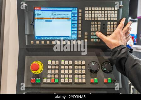 CNC-Tischprogrammierung. Die CNC-Dreh- oder Drehmaschine. Drehende numerische Steuermaschine mit Werkzeugen und Spannfutter für Automobile. CNC-Nr. Stockfoto