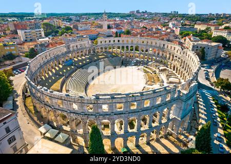 Arena Pula. Antike Ruinen des römischen Amphitheaters in Pula aus der Vogelperspektive Stockfoto