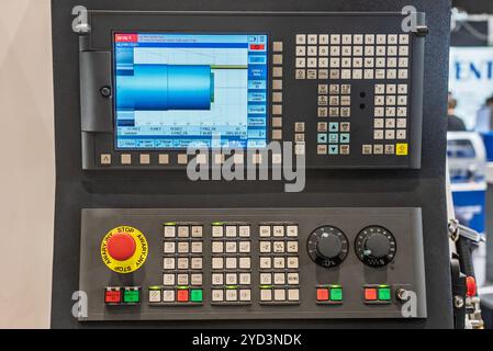 CNC-Tischprogrammierung. Die CNC-Dreh- oder Drehmaschine. Drehende numerische Steuermaschine mit Werkzeugen und Spannfutter für Automobile. CNC-Nr. Stockfoto