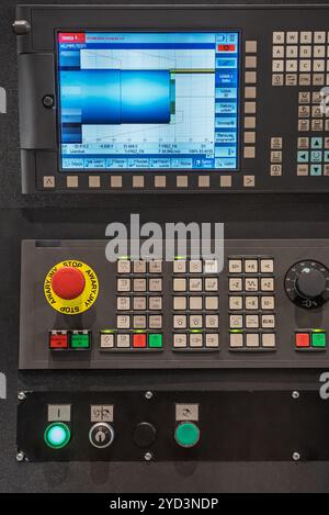 CNC-Tischprogrammierung. Die CNC-Dreh- oder Drehmaschine. Drehende numerische Steuermaschine mit Werkzeugen und Spannfutter für Automobile. CNC-Nr. Stockfoto