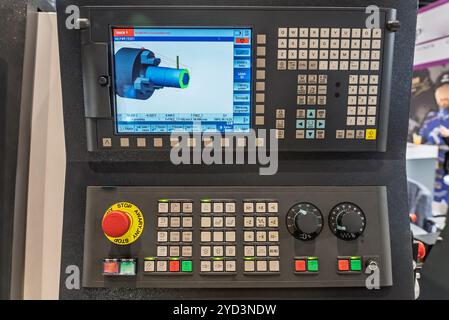 CNC-Tischprogrammierung. Die CNC-Dreh- oder Drehmaschine. Drehende numerische Steuermaschine mit Werkzeugen und Spannfutter für Automobile. CNC-Nr. Stockfoto