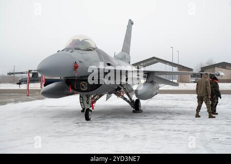 US-Luftstreitkräfte der 18. Jagdgeneration-Geschwader überprüfen die Platzierung einer AIM-120 Advanced Medium-Range Air-Luft-Rakete auf einer F-16 Stockfoto