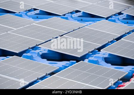 Schwimmendes Solarmodul. Solar-Photovoltaik-Panel PV-System im Industrie-See-Wasserteich. Energieeinsparung mit Clean Power. Stockfoto