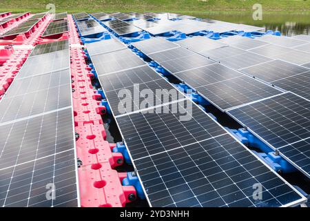 Schwimmendes Solarmodul. Solar-Photovoltaik-Panel PV-System im Industrie-See-Wasserteich. Energieeinsparung mit Clean Power. Stockfoto