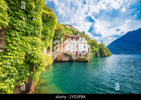 Historische Steingebrücke von Nesso und malerischer Blick auf den See Stockfoto