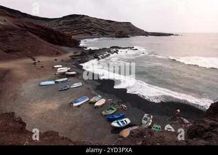 Fischerboote an einem vulkanischen Strand Stockfoto