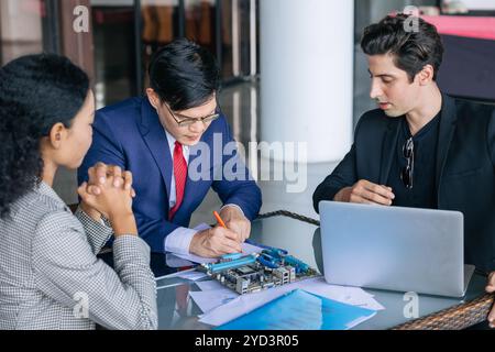 Computerhardware-Techniker treffen sich mit dem Chef. Diskussion des PCB-Designers mit dem Marketingteam über die endgültige Produktentscheidung. Stockfoto