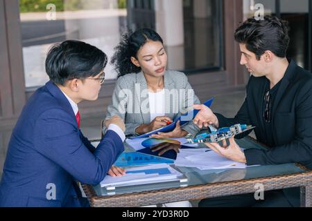 Computerhardware-Techniker treffen sich mit dem Chef. Diskussion des PCB-Designers mit dem Marketingteam über die endgültige Produktentscheidung. Stockfoto