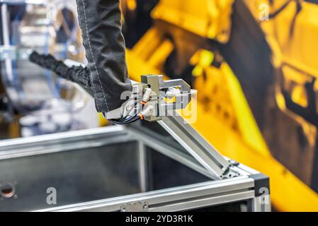 Industrierobotik. Roboter öffnet den Container. Der Roboterarm öffnet und schließt die Tür. Automatisierung in der Industrie. Stockfoto