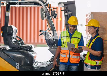 Happy Indian People Team Worker Inventar Gespräche mit Beratung zusammen. Ein Freund des Lagerhauses arbeitet im Frachtlager der Fabrik. Stockfoto