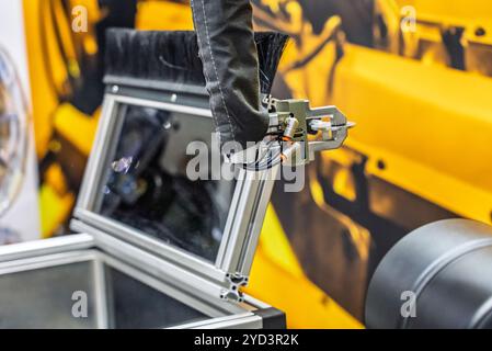 Industrierobotik. Roboter öffnet den Container. Der Roboterarm öffnet und schließt die Tür. Automatisierung in der Industrie. Stockfoto