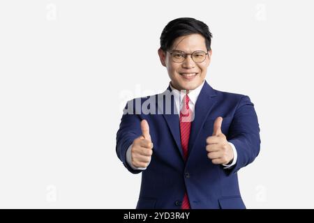 Geschäftsmann Hand zwei Daumen hoch isoliert auf weiß. Ein kluger Mann im Business-Anzug, der sich wie ein fröhlicher Daumen hoch und ein glückliches Lächeln ausdrückt. Stockfoto