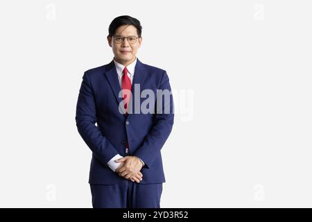 Asiatisches Geschäftsmann-Modell isoliert auf weißem Hintergrund. Kluger Mann im Business-Anzug Ausdruck Think Vision Dream. Stockfoto