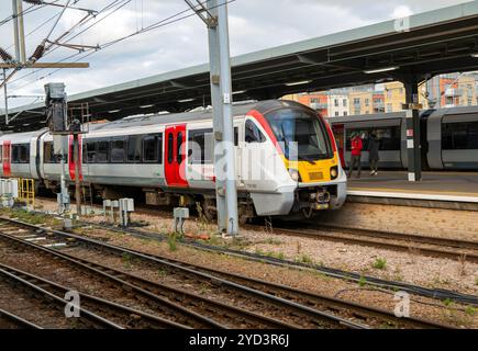 Zug der Baureihe 720 Aventra Greater Anglia, Ankunft am Bahnsteig, Cambridge, Cambridgeshire, England, Großbritannien Stockfoto