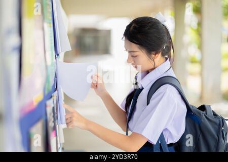Schülerwerbung auf Schulplakat, um Informationsankündigung zu studieren, Schüler auf der Suche nach Teilzeitjobs. Stockfoto