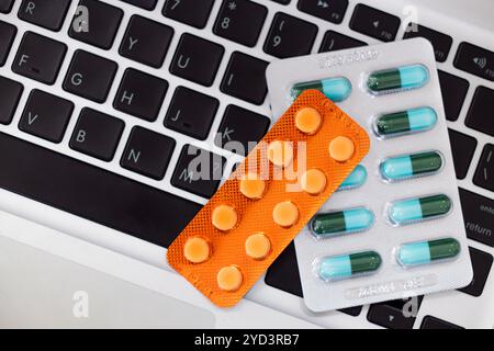 Medizin Kappen Pillen Kapselpackung auf Laptop Computer Tastatur, Office Syndrom medizinische Behandlung von harter Arbeit mit Computer Konzept. Stockfoto