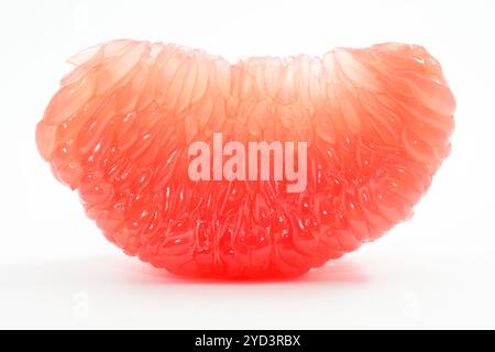 Saftige rote Grapefruitscheibe auf einer weißen Stockfoto