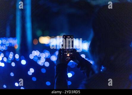 Mailand, Italien. Oktober 2024. Anteprima Light Cycle, percorso notturno di luci e musica all'interno del parco dell'Idroscalo - Mailand, Italia - Giovedì, 24 Ottobre 2024 (Foto Stefano Porta/LaPresse) Light Cycle Preview, nächtliche Reise der Lichter und Musik im Idroscalo Park - Mailand, Italien - Donnerstag, 24. Oktober 2024 (Foto Stefano Porta/LaPresse) Credit: LaPresse/Alamy Live News Stockfoto