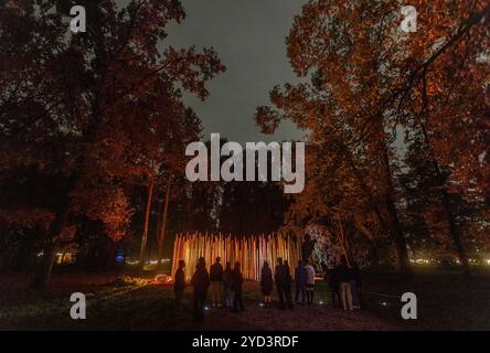 Mailand, Italien. Oktober 2024. Anteprima Light Cycle, percorso notturno di luci e musica all'interno del parco dell'Idroscalo - Mailand, Italia - Giovedì, 24 Ottobre 2024 (Foto Stefano Porta/LaPresse) Light Cycle Preview, nächtliche Reise der Lichter und Musik im Idroscalo Park - Mailand, Italien - Donnerstag, 24. Oktober 2024 (Foto Stefano Porta/LaPresse) Credit: LaPresse/Alamy Live News Stockfoto