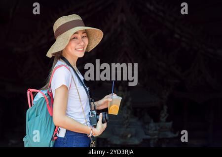 Glückliche asiatische Frau Touristen genießen Reisen in der Sommersaison mit kühlen Eissaftgetränken. Stockfoto