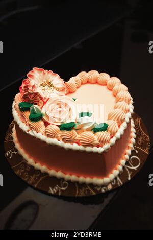 Eleganter Kuchen in Herzform mit Blumenmuster – perfekt für Jahrestage, Hochzeiten, Geburtstage und besondere Anlässe | cremige Layers & atemberaubendes Peach to Stockfoto