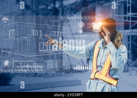 Futuristischer Baumeister Architekt Ingenieur mit Augmented Reality-Headset und Gesten, um eine kommerzielle Baustelle zu entwerfen. Stockfoto