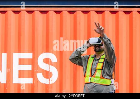 Mitarbeiter mit VR Vision Pro Technologie Headset-Gerät arbeiten auf der Baustelle Container Yard Innovation in der Logistikbranche Stockfoto