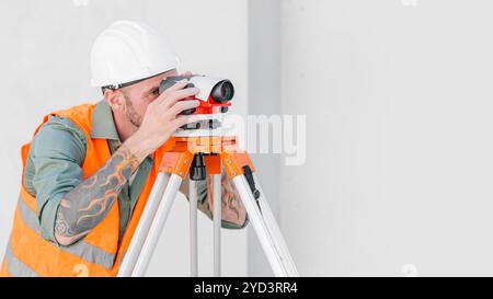 Ingenieurbüro für männliche Bauherren mit Laser Nivellierung Messgeräte Werkzeug professionell arbeiten Stockfoto
