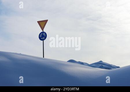 Kreisverkehr schildert und weicht im Winter zwischen den Schneefeldern in Finnland Stockfoto