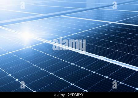 Solarzelle oder Sonnenkollektor Moderne Technologie für die Energiewende, alternative Energiequelle zur Einsparung von Umwelt, Photovoltaik-Modul Blauton Stockfoto