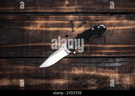 Klappmesser mit Edelstahlklinge und schwarzem G10-Griff. Stockfoto