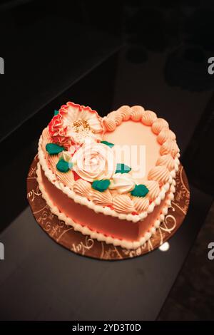 Eleganter Kuchen in Herzform mit Blumenmuster – perfekt für Jahrestage, Hochzeiten, Geburtstage und besondere Anlässe | cremige Layers & atemberaubendes Peach to Stockfoto