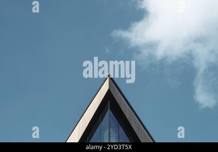 Abstraktes Dreiecksgebäude Stockfoto