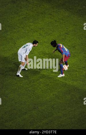 RONALDINHO TRICK, CHAMPIONS LEAGUE: Ronaldinho aus Barcelona trickt sich an Loukas Vyntra von Panathinaikos vorbei beim Champions-League-Spiel zwischen Barcelona FC und Panathinaikos im Camp Nou in Barcelona, 2. November 2005 gewann Barcelona 5-0 auf dem Weg zum zweiten Champions-League-Titel 2006. Bild: ROB WATKINS. Camp Nou ist das berühmte Fußballstadion in Barcelona, Spanien, und das Heimstadion des FC Barcelona. Das 1957 eröffnete Stadion ist eines der größten Stadien in Europa, bekannt für seine beeindruckende Architektur und lebhafte Atmosphäre, in der unzählige historische Spiele stattfinden. Stockfoto