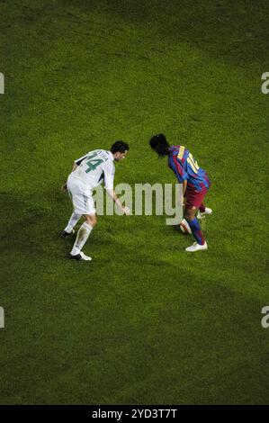 RONALDINHO TRICK, CHAMPIONS LEAGUE: Ronaldinho aus Barcelona trickt sich an Loukas Vyntra von Panathinaikos vorbei beim Champions-League-Spiel zwischen Barcelona FC und Panathinaikos im Camp Nou in Barcelona, 2. November 2005 gewann Barcelona 5-0 auf dem Weg zum zweiten Champions-League-Titel 2006. Bild: ROB WATKINS. Camp Nou ist das berühmte Fußballstadion in Barcelona, Spanien, und das Heimstadion des FC Barcelona. Das 1957 eröffnete Stadion ist eines der größten Stadien in Europa, bekannt für seine beeindruckende Architektur und lebhafte Atmosphäre, in der unzählige historische Spiele stattfinden. Stockfoto