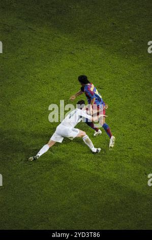 RONALDINHO TRICK, CHAMPIONS LEAGUE: Ronaldinho aus Barcelona trickt sich an Loukas Vyntra von Panathinaikos vorbei beim Champions-League-Spiel zwischen Barcelona FC und Panathinaikos im Camp Nou in Barcelona, 2. November 2005 gewann Barcelona 5-0 auf dem Weg zum zweiten Champions-League-Titel 2006. Bild: ROB WATKINS. Camp Nou ist das berühmte Fußballstadion in Barcelona, Spanien, und das Heimstadion des FC Barcelona. Das 1957 eröffnete Stadion ist eines der größten Stadien in Europa, bekannt für seine beeindruckende Architektur und lebhafte Atmosphäre, in der unzählige historische Spiele stattfinden. Stockfoto