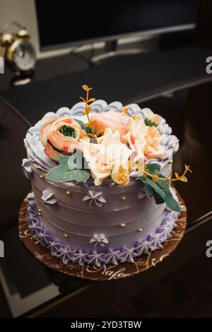 Eleganter Kuchen in Herzform mit Blumenmuster – perfekt für Jahrestage, Hochzeiten, Geburtstage und besondere Anlässe | cremige Layers & atemberaubendes Peach to Stockfoto