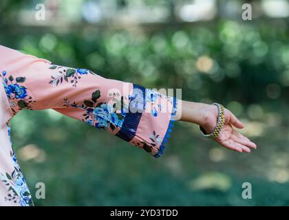 Eine Indianerin mit Blumenkleid und Sandale Stockfoto