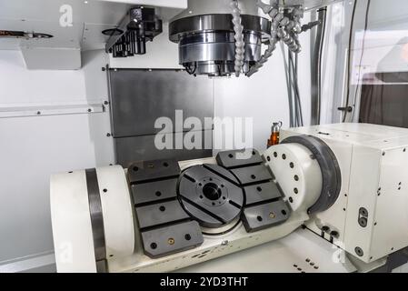 Fräsmaschine mit Drehtisch. Mehrachs-CNC-Maschine. Bearbeitungszentrum für fünf-Achsen-Fräsen. Innenraum einer 5-Achsen-Fräsmaschine. Stockfoto