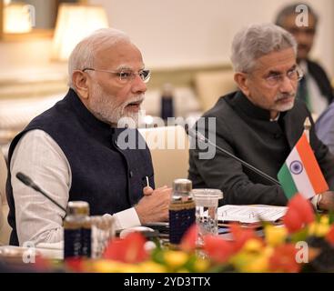 Neu Delhi, Indien. Oktober 2024. Narendra Modi (l), Premierminister von Indien, spricht während der indisch-deutschen Regierungskonsultationen in Neu-Delhi. Das Motto der siebten indisch-deutschen Regierungskonsultationen lautet: "Gemeinsam mit Innovation, Mobilität und Nachhaltigkeit wachsen". Quelle: Hannes P. Albert/dpa/Alamy Live News Stockfoto