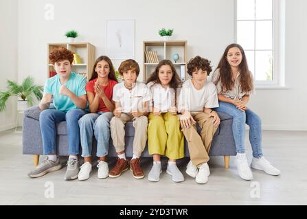 Porträt Von Kindern, Die Zu Hause Gemeinsam Sportspiele Im Fernsehen Sehen Stockfoto