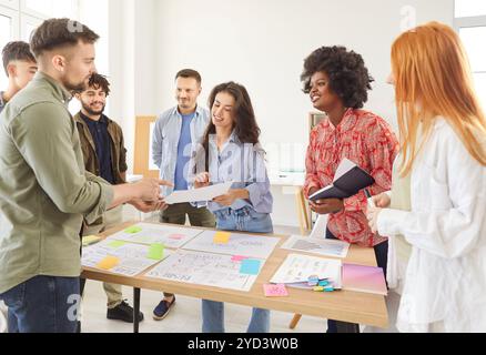 Geschäftsteam Arbeitet Während Der Bürositzung Zusammen Stockfoto