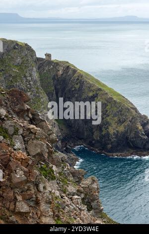 Der Carrigan Head Signal Tower liegt auf zerklüfteten Klippen am Meer in der Nähe der Slieve League, Irland, in einem vertikalen Rahmen mit Ozean und Himmel Stockfoto