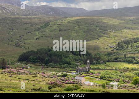 Die verlassene Dunlewey Church befindet sich in einem ruhigen Tal im County Donegal, Irland, inmitten grüner Hügel und farbenfroher Rhododendrons Stockfoto