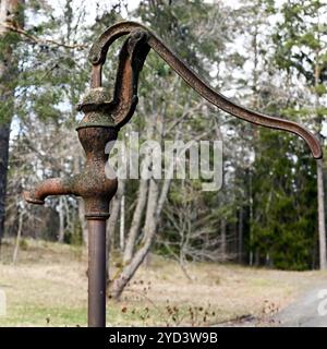 Alte, rostige Wassersäule draußen Stockfoto