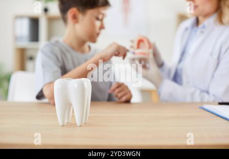 Nahaufnahme eines Zahnmodells auf einem Holztisch Stockfoto