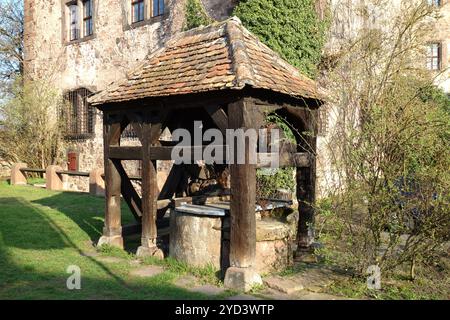 Historischer Brunnen an der Vorderburg (Schlitz) in Hessen Stockfoto