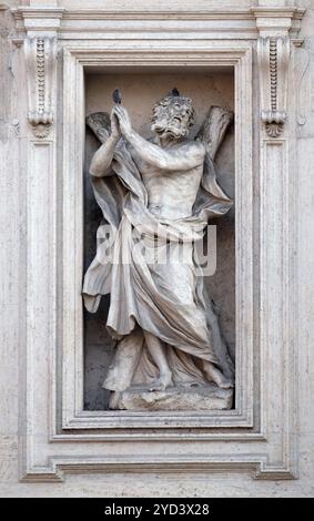 St. Andreas der Apostel Statue auf dem Portal der Sant Andrea della Valle Kirche in Rom, Italien Stockfoto