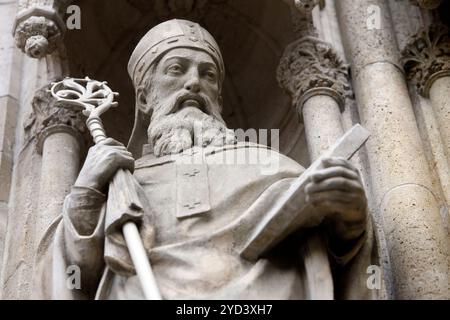 Statue des Heiligen Methodius auf dem Portal der Kathedrale Mariä Himmelfahrt in Zagreb, Kroatien Stockfoto